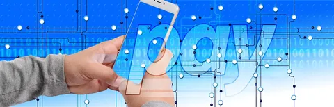 Osoba korzystająca z aplikacji bankowej na smartfonie