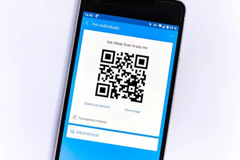 Smartfon z aplikacją bankową w dłoni