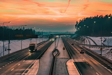 Autostrada z ruchem samochodów