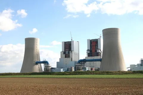 Plac budowy dużego obiektu energetycznego z dźwigami