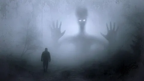 Osoba oglądająca serial grozy wieczorem w ciemnym pokoju
