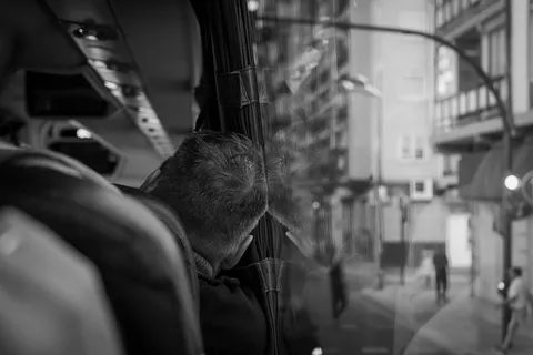 Pasażerowie w autobusie miejskim