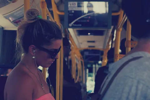 Pasażer w słuchawkach w autobusie miejskim