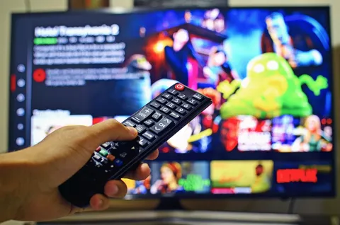 Osoba oglądająca serial na ekranie telewizora