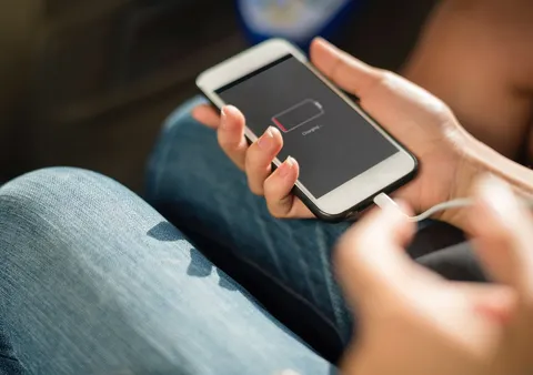 Smartfon podłączony do ładowarki
