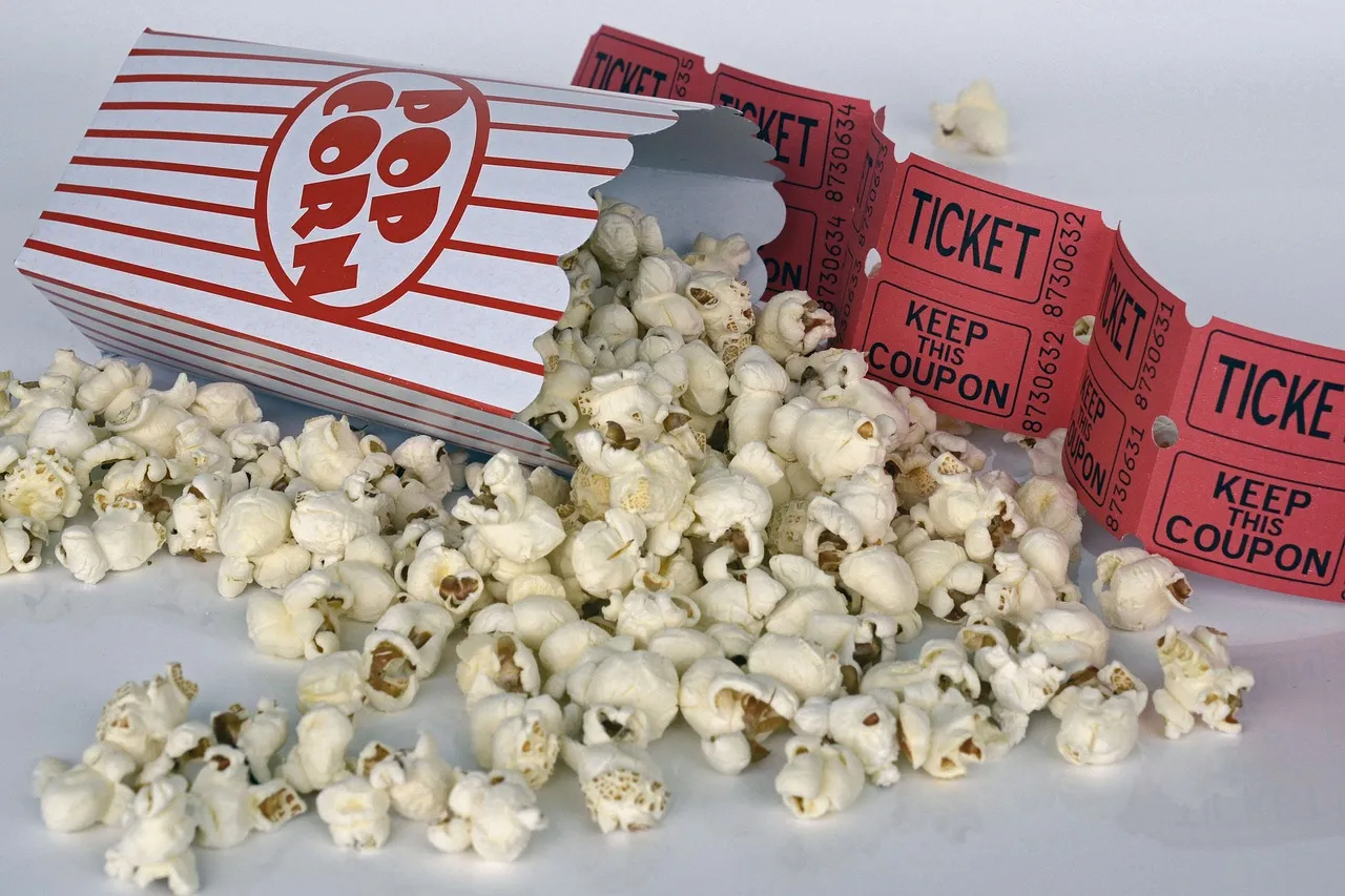 Bilety do kina i popcorn na stole