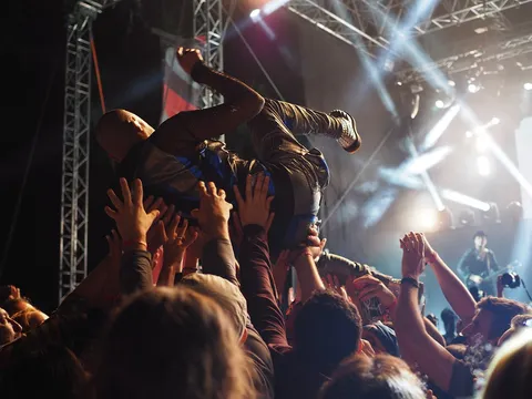 Scena koncertowa z oświetleniem i publicznością