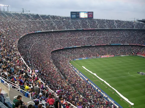Kibice na stadionie piłkarskim podczas meczu