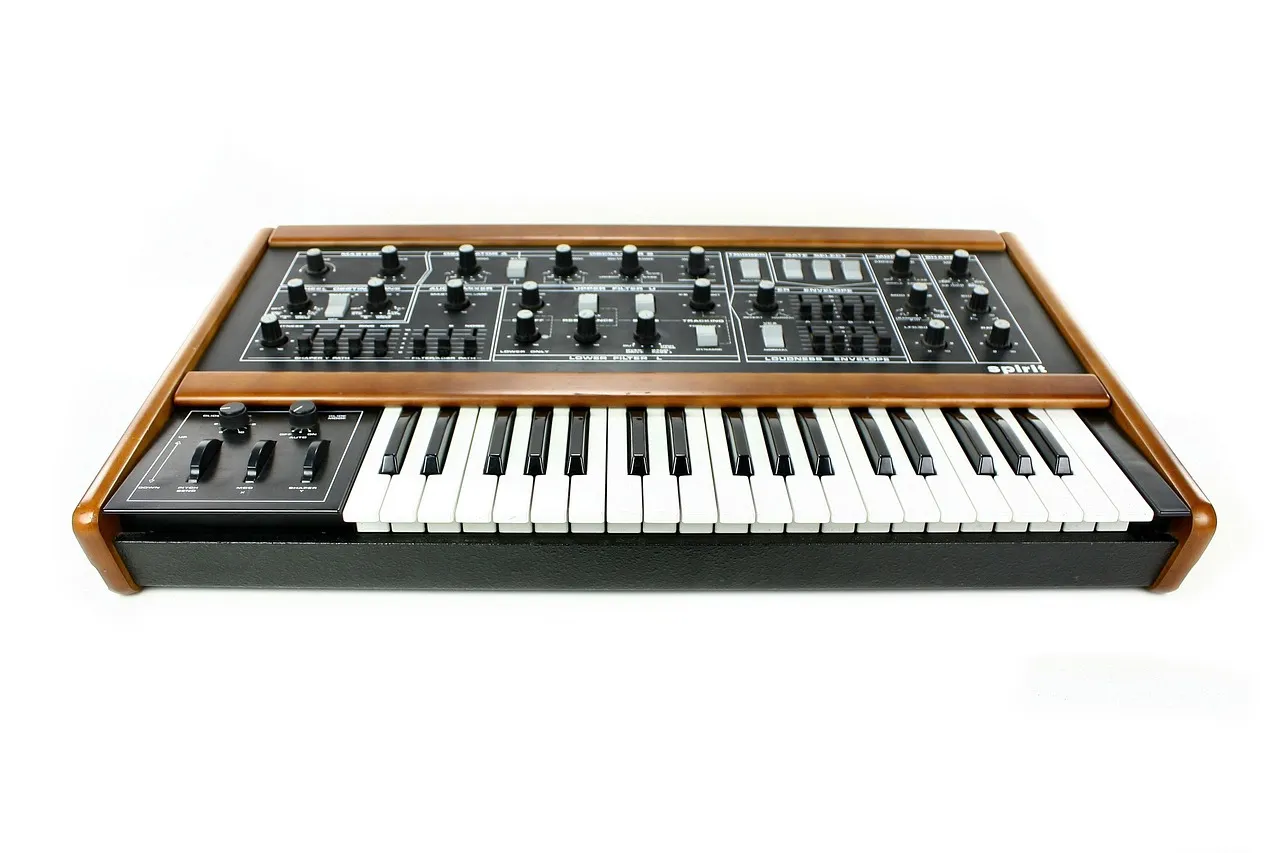 Analogowy syntezator z pokrętłami i klawiaturą