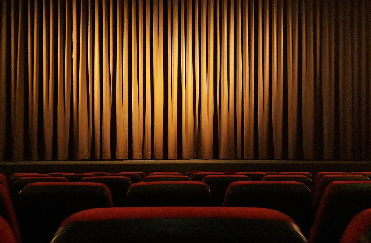 Statuetki nagród filmowych na scenie