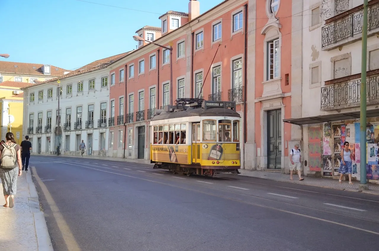 Zabytkowy tramwaj na miejskiej ulicy