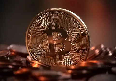 Monety symbolizujące kryptowaluty na ciemnym tle