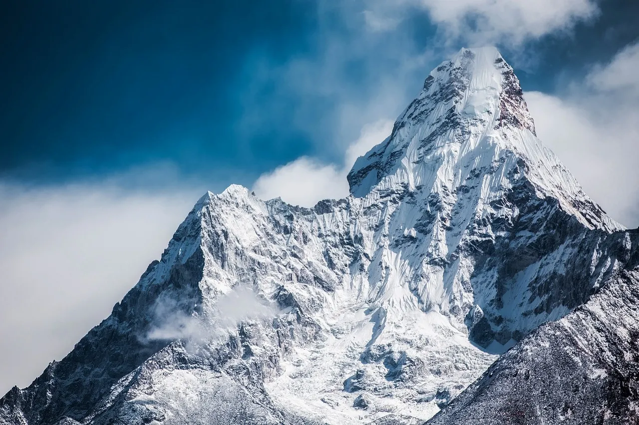 Himalaje w Nepalu i górska wioska