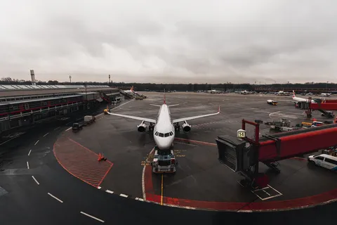 Samolot pasażerski na lotnisku
