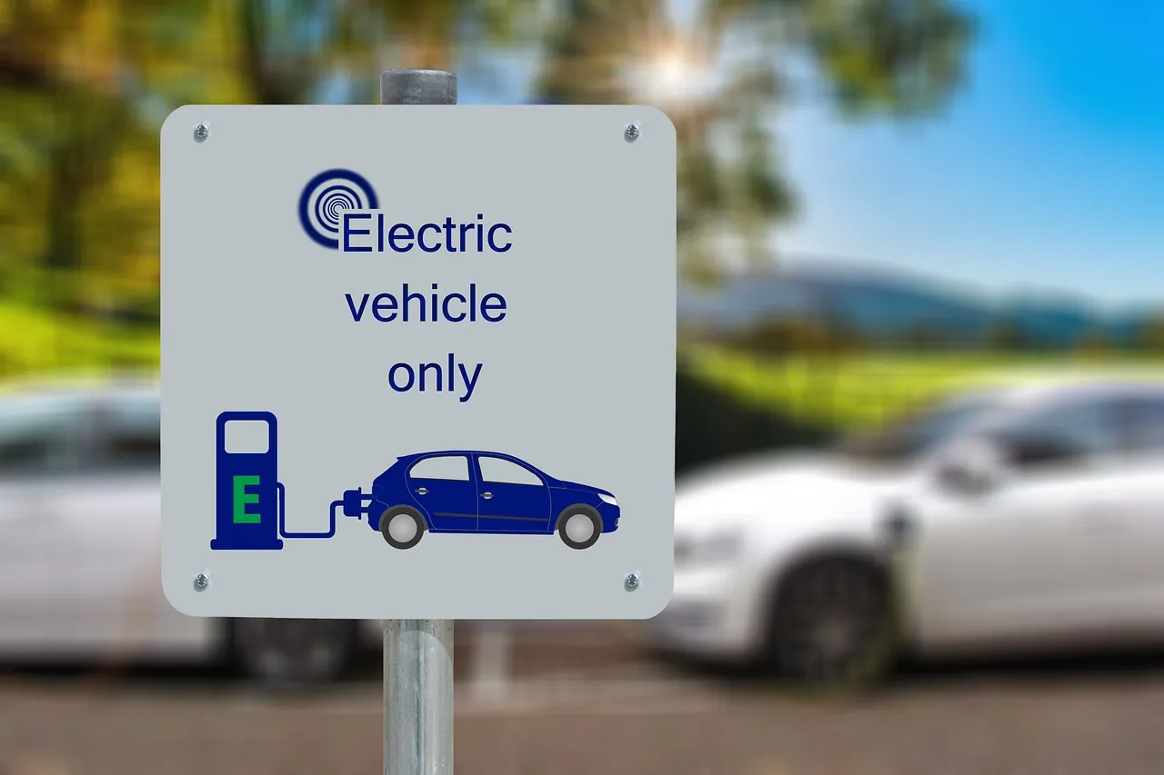 Samochód elektryczny podłączony do ładowarki