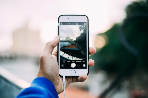 Karta płatnicza i smartfon z aplikacją bankową