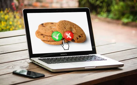 Laptop z ostrzeżeniem bezpieczeństwa w przeglądarce