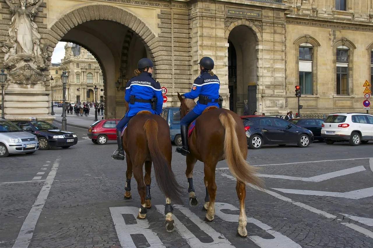 Ulica w Paryżu z policją