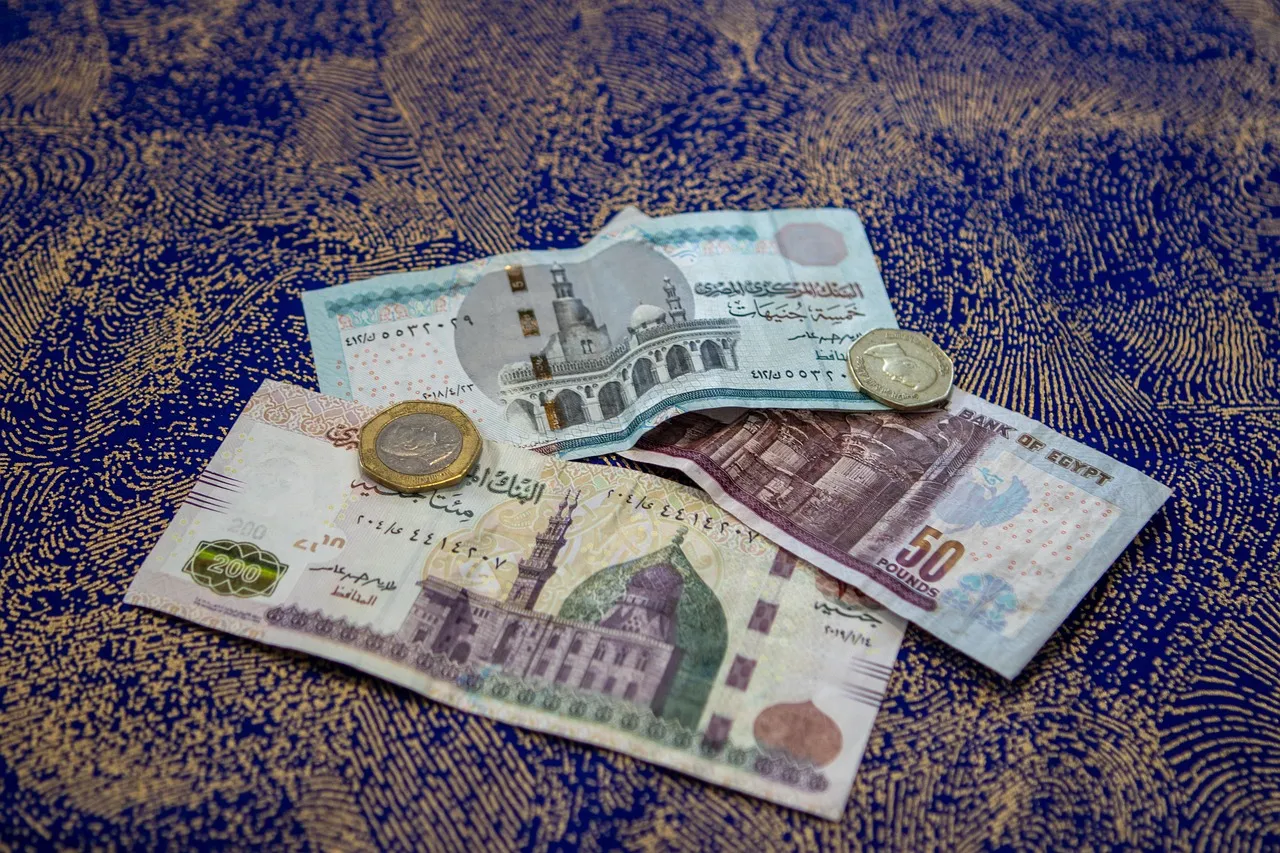 Pound coins and banknotes