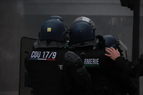 Ulica w Paryżu z policją