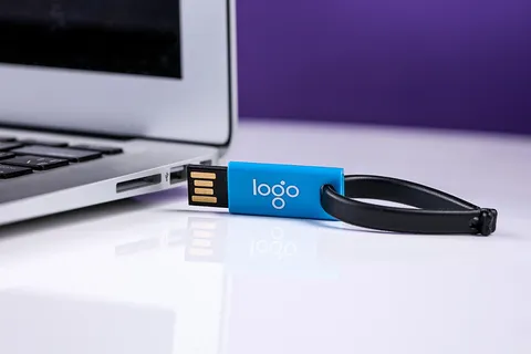 Pendrive podłączony do laptopa