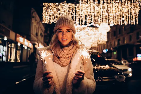 Zimowa ulica miasta nocą