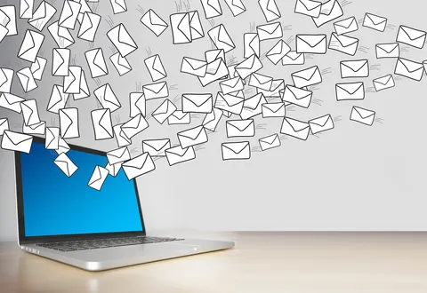 Osoba przegląda skrzynkę e-mail na laptopie
