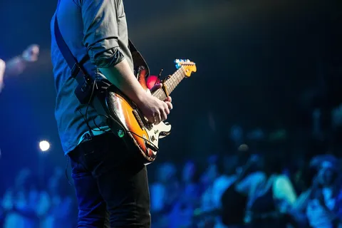 Gitara elektryczna na scenie podczas koncertu bluesowego