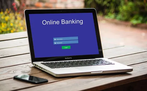 Osoba korzystająca z bankowości mobilnej na smartfonie