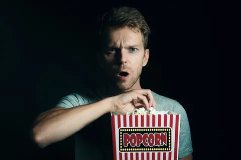 Ciemna sala kinowa podczas seansu filmowego
