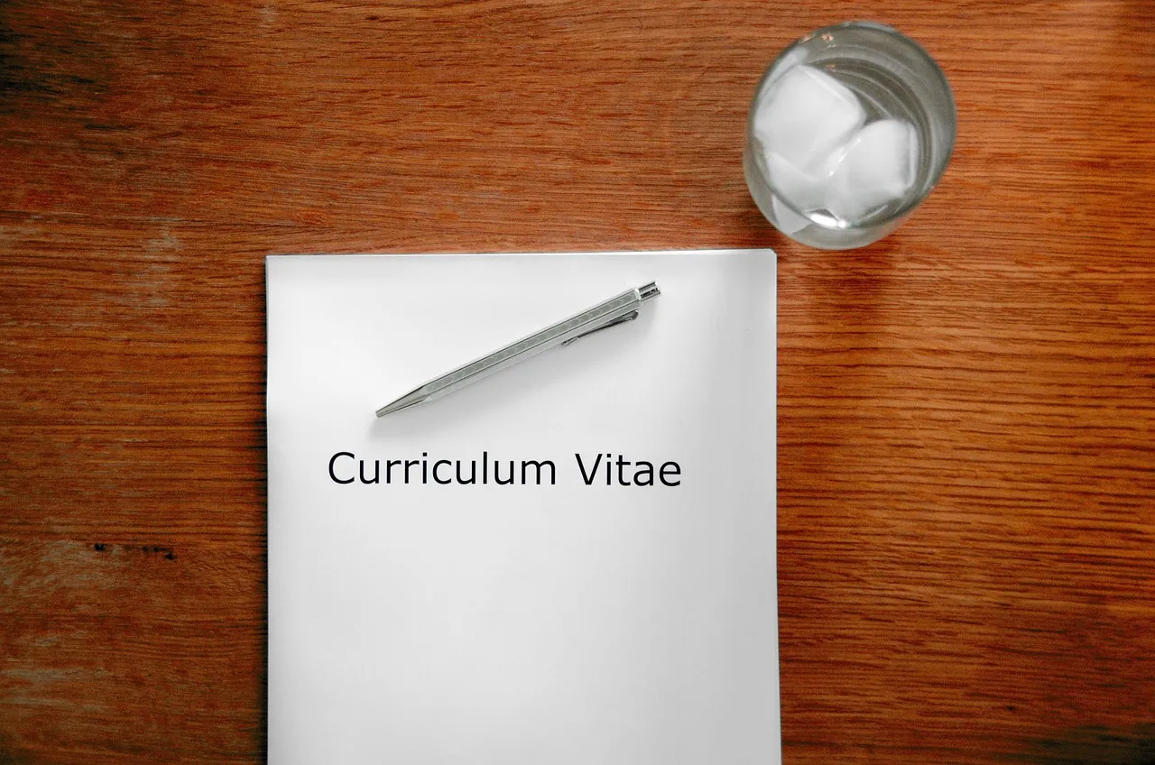 Osoba przygotowująca CV przy biurku