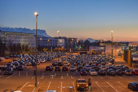 Samochody zaparkowane na parkingu przy lotnisku