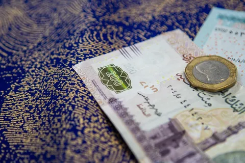Monety i banknoty funtowe symbolizujące zarobki