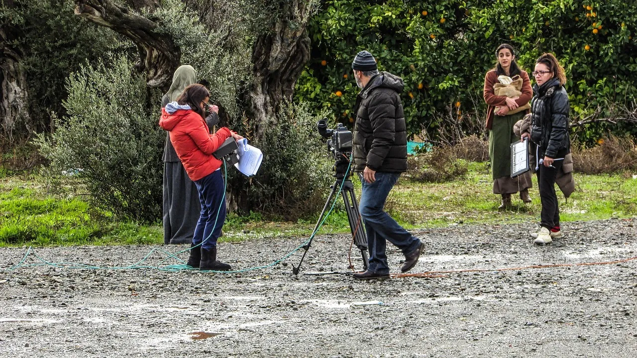 Klaps filmowy i kamera na planie
