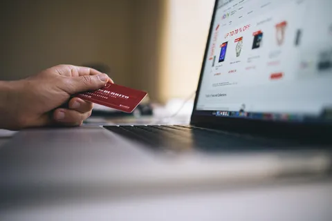 Karta bankowa i laptop podczas sprawdzania finansów