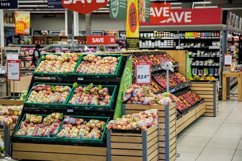 Klient przy półkach w sklepie spożywczym
