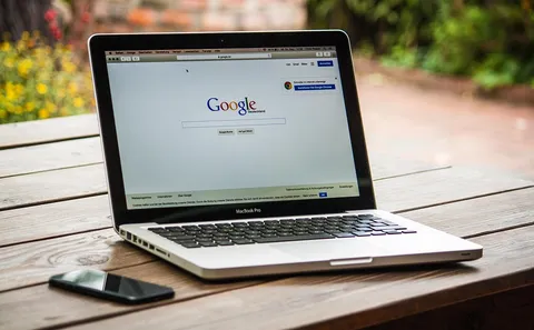 Laptop z otwartą przeglądarką internetową