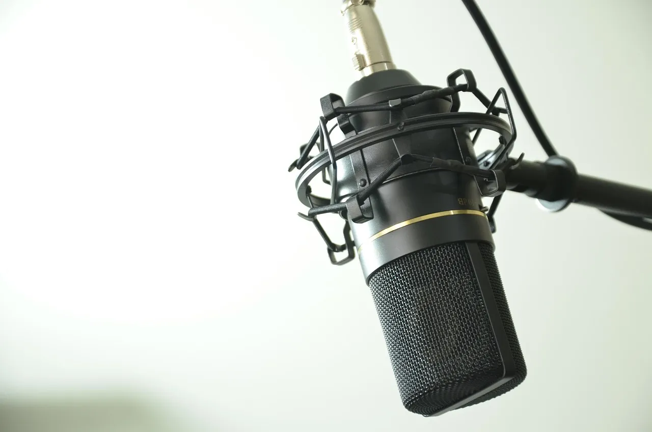 Mikrofon w domowym studiu nagraniowym podcastu