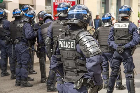Policjanci patrolujący ulicę miasta