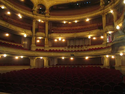 Scena operowa z kurtyną i widownią