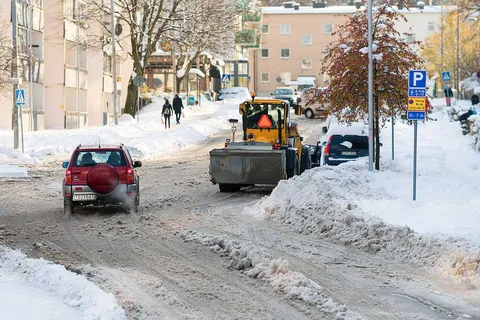 Znak i miejsca parkingowe na parkingu