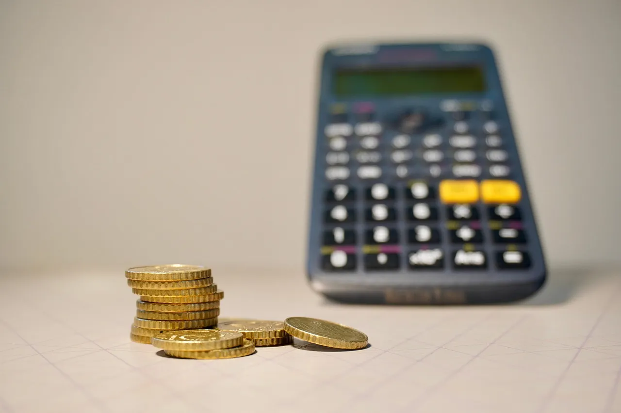 Kalkulator i notatki przy planowaniu finansów