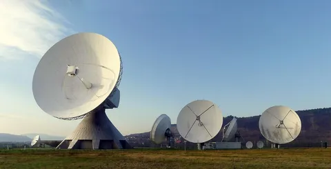Antena satelitarna na tle nieba