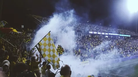 Pełny stadion piłkarski podczas wieczornego meczu