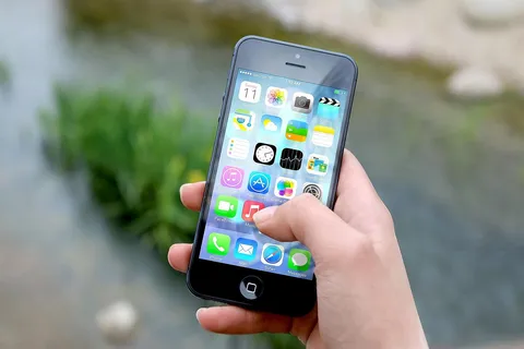 Osoba korzystająca z aplikacji na smartfonie