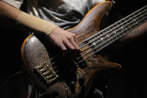 Gitara elektryczna na scenie koncertowej