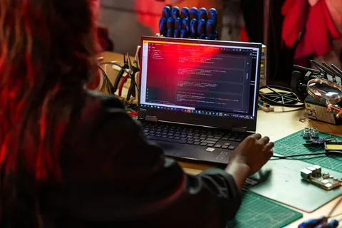 Laptop z ekranem w trakcie naprawy lub instalacji systemu