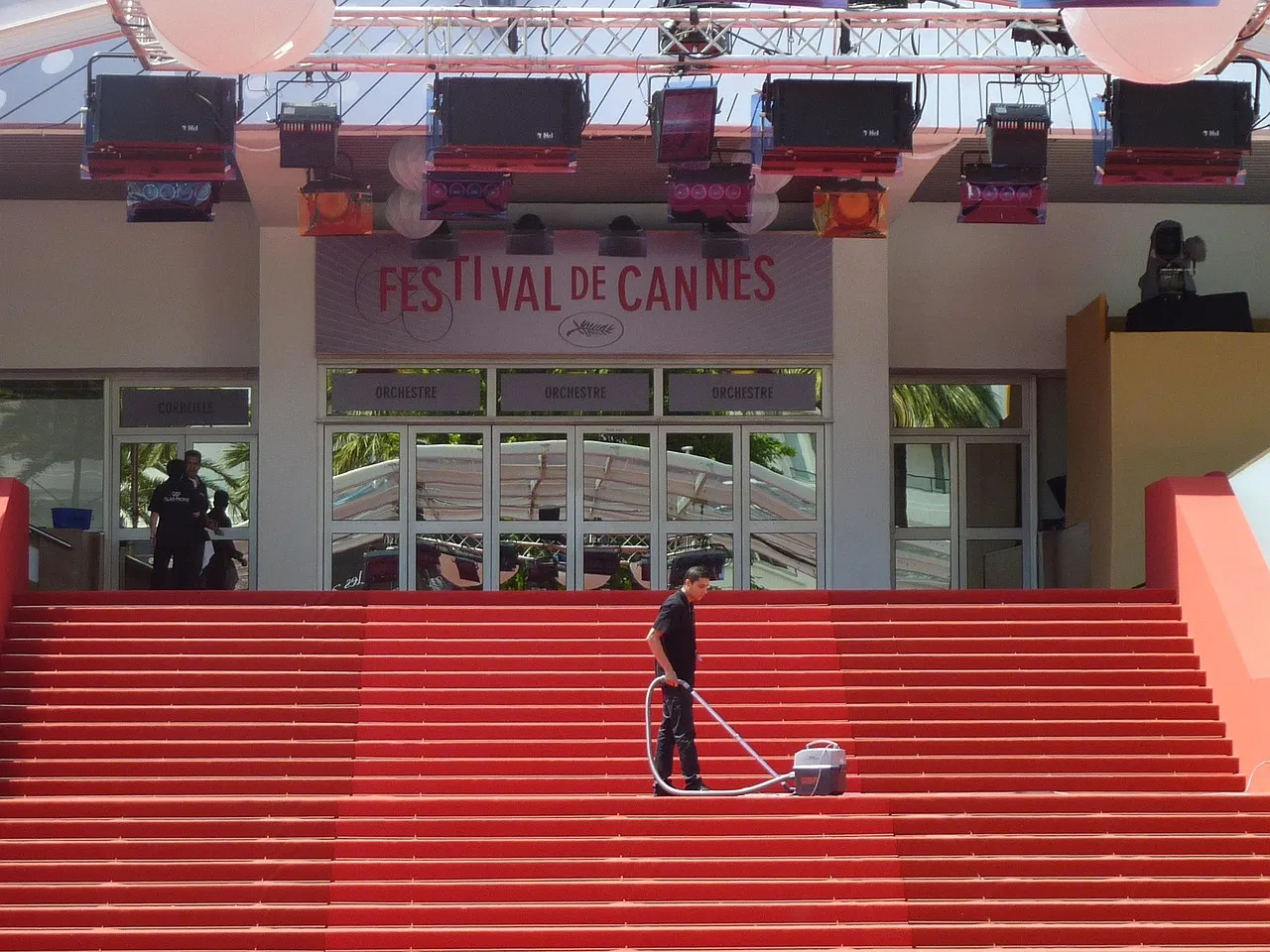 Czerwony dywan przed festiwalem filmowym