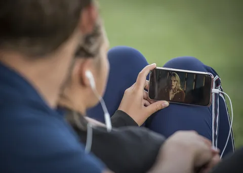 Osoba oglądająca film na platformie streamingowej w domu