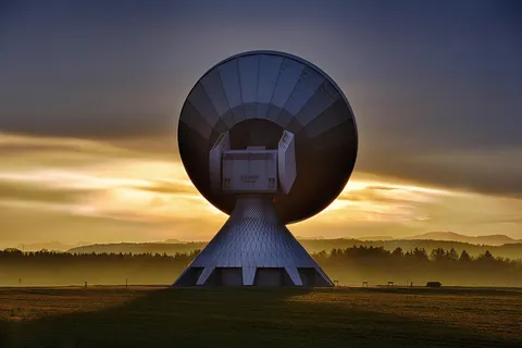Antena satelitarna na tle nieba